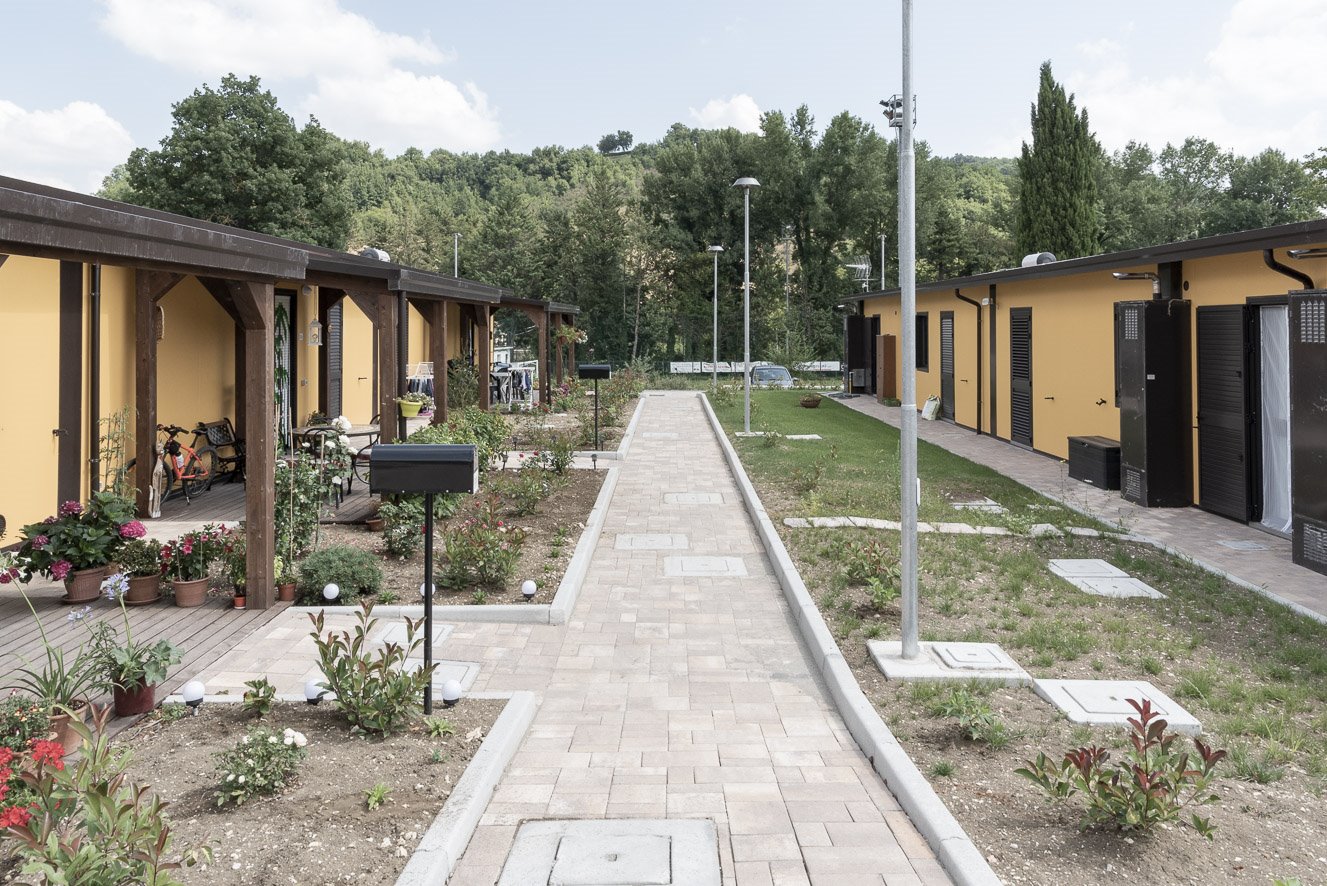 Muccia (MC) S.A.E. Pian di Giove - data: 24 luglio 2018 - Uno degli arredi più comuni è la cassetta postale del tipo U.S. Mail cioè quella in acciaio montata su palo: è un oggetto poco comune visto però tante volte nella cinematografia nord’americana. Forse proprio la somiglianza degli insediamenti S.A.E. con i quartieri residenziali periferici a bassa densità degli Stati Uniti ha portato gli abitanti marchigiani a scegliere per il loro giardini questo oggetto così straniero.